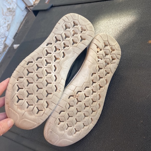 Woman’s size 8 Nike free running shoes - Picture 4 of 5